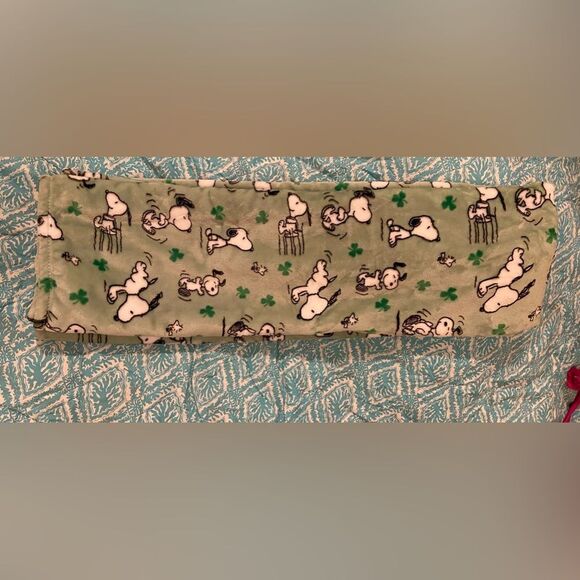 NEW! NWT Snoopy Berkshire St. Patty’s Day blanket throw shamrock Peanuts - Picture 2 of 5